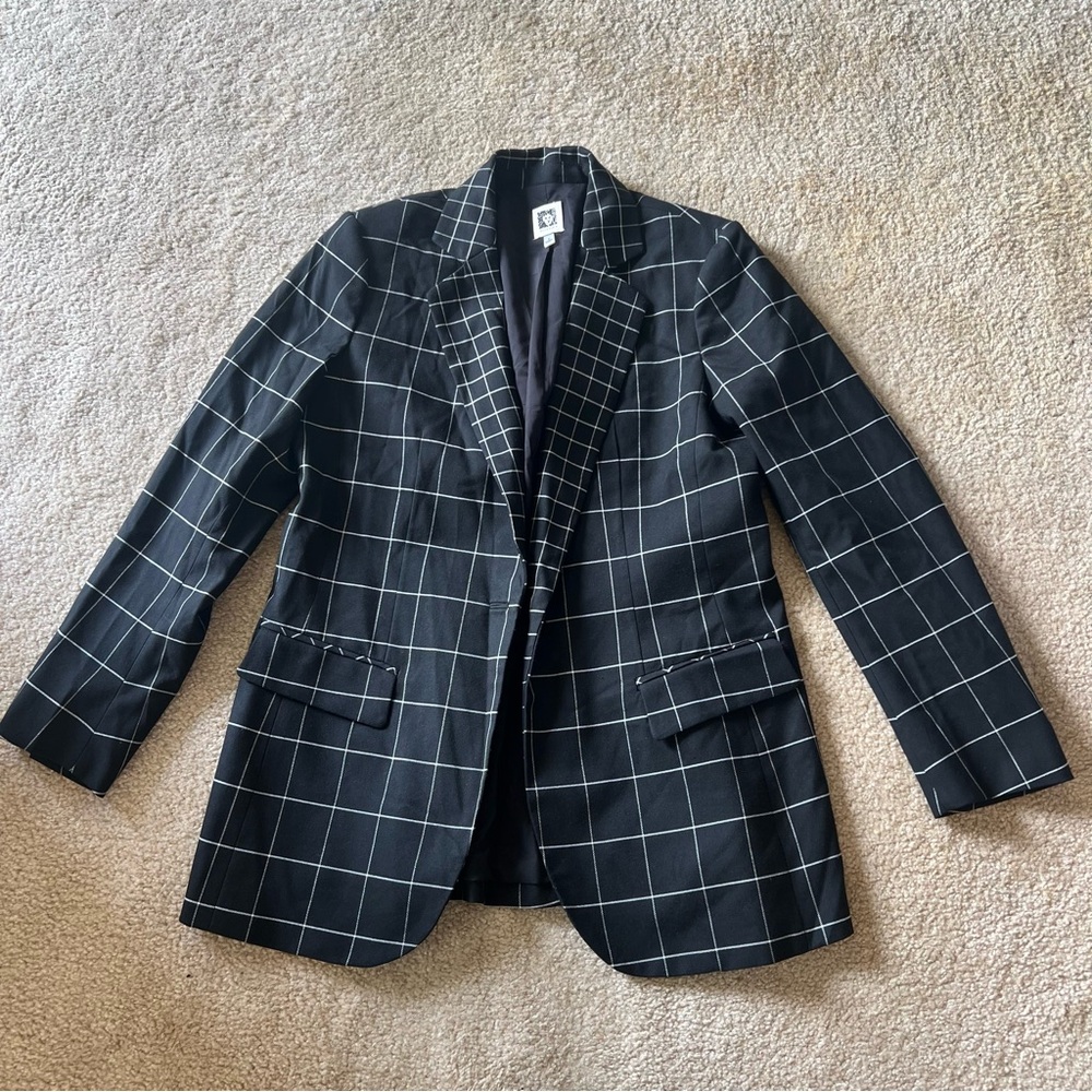 Anne Klein Black and White Blazer with Modern Silhouette - Size 4